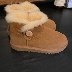 Kids size 2 ugg NWT